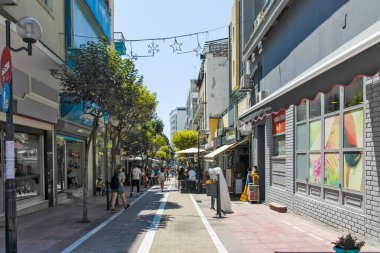 KAVALA, GREECE - 22 Haziran 2019: Yunanistan 'ın Kavala, Doğu Makedonya ve Trakya kentindeki tipik sokak ve evler