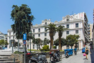 KAVALA, GREECE - 22 Haziran 2019: Yunanistan 'ın Kavala, Doğu Makedonya ve Trakya kentindeki tipik sokak ve evler