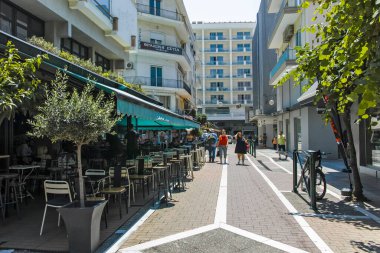 KAVALA, GREECE - 22 Haziran 2019: Yunanistan 'ın Kavala, Doğu Makedonya ve Trakya kentindeki tipik sokak ve evler