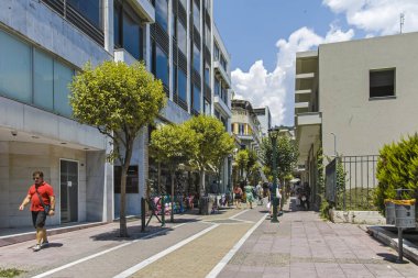KAVALA, GREECE - 22 Haziran 2019: Yunanistan 'ın Kavala, Doğu Makedonya ve Trakya kentindeki tipik sokak ve evler