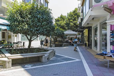 KAVALA, GREECE - 22 Haziran 2019: Yunanistan 'ın Kavala, Doğu Makedonya ve Trakya kentindeki tipik sokak ve evler