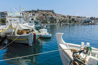 KAVALA, GREECE - 22 Haziran 2019: Kavala, Doğu Makedonya ve Trakya 'nın kostal caddelerinin panoramik manzarası, Yunanistan