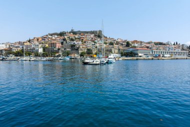 KAVALA, GREECE - 22 Haziran 2019: Kavala, Doğu Makedonya ve Trakya 'nın kostal caddelerinin panoramik manzarası, Yunanistan