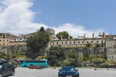 KAVALA, GREECE - 22 Haziran 2019: Kavala, Doğu Makedonya ve Trakya 'nın kostal caddelerinin panoramik manzarası, Yunanistan