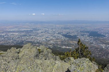 Bulgaristan 'ın Vitosha Dağı' ndaki Kamen Del Peak kentinden Sofya 'nın panoramik manzarası