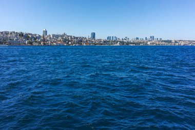 İSTANBUL, TURKEY - 26 Temmuz 2019: İstanbul, Türkiye 'de Boğaz ve Altın Boynuz Panoraması