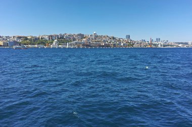 İSTANBUL, TURKEY - 26 Temmuz 2019: İstanbul, Türkiye 'de Boğaz ve Altın Boynuz Panoraması