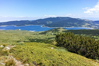 Belmeken Barajı 'nın panoramik manzarası, Rila dağı, Bulgaristan