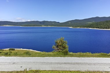 Belmeken Barajı 'nın panoramik manzarası, Rila dağı, Bulgaristan