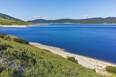 Belmeken Barajı 'nın panoramik manzarası, Rila dağı, Bulgaristan