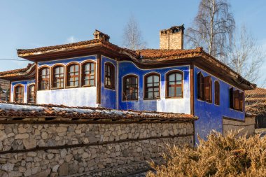 KOPRIVSHTITSA, BULGARIA - 25 Ocak 2020: Bulgaristan 'ın Sofya Bölgesi Koprivshtitsa kentindeki Tipik Sokak ve eski evler