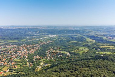 Sırbistan 'ın Belgrad kenti yakınlarındaki Avala Kulesi' nden inanılmaz panoramik manzara