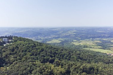 Sırbistan 'ın Belgrad kenti yakınlarındaki Avala Kulesi' nden inanılmaz panoramik manzara