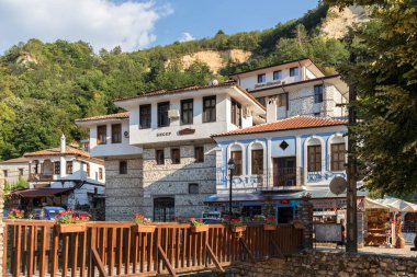 MELNIK, BULGARIA - 28 Haziran 2020: Bulgaristan 'ın Blagoevgrad bölgesindeki tarihi Melnik kasabasındaki tipik sokak ve eski evler