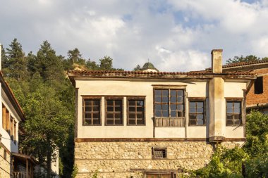 MELNIK, BULGARIA - 28 Haziran 2020: Bulgaristan 'ın Blagoevgrad bölgesindeki tarihi Melnik kasabasındaki tipik sokak ve eski evler