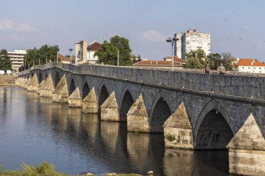 SVILENGRAD, BULGARIA - 19 Temmuz 2020: Maritsa Nehri üzerindeki 16. yüzyıl Mustafa Paşa Köprüsü (Eski Köprü) Bulgaristan 'ın Haskovo Bölgesi, Svilengrad kentindeki