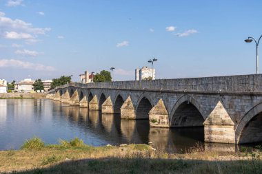 SVILENGRAD, BULGARIA - 19 Temmuz 2020: Maritsa Nehri üzerindeki 16. yüzyıl Mustafa Paşa Köprüsü (Eski Köprü) Bulgaristan 'ın Haskovo Bölgesi, Svilengrad kentindeki