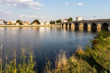 SVILENGRAD, BULGARIA - 19 Temmuz 2020: Maritsa Nehri üzerindeki 16. yüzyıl Mustafa Paşa Köprüsü (Eski Köprü) Bulgaristan 'ın Haskovo Bölgesi, Svilengrad kentindeki