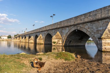 SVILENGRAD, BULGARIA - 19 Temmuz 2020: Maritsa Nehri üzerindeki 16. yüzyıl Mustafa Paşa Köprüsü (Eski Köprü) Bulgaristan 'ın Haskovo Bölgesi, Svilengrad kentindeki