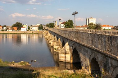 SVILENGRAD, BULGARIA - 19 Temmuz 2020: Maritsa Nehri üzerindeki 16. yüzyıl Mustafa Paşa Köprüsü (Eski Köprü) Bulgaristan 'ın Haskovo Bölgesi, Svilengrad kentindeki