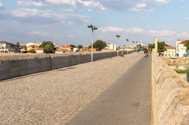 SVILENGRAD, BULGARIA - 19 Temmuz 2020: Maritsa Nehri üzerindeki 16. yüzyıl Mustafa Paşa Köprüsü (Eski Köprü) Bulgaristan 'ın Haskovo Bölgesi, Svilengrad kentindeki