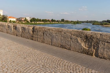 SVILENGRAD, BULGARIA - 19 Temmuz 2020: Maritsa Nehri üzerindeki 16. yüzyıl Mustafa Paşa Köprüsü (Eski Köprü) Bulgaristan 'ın Haskovo Bölgesi, Svilengrad kentindeki