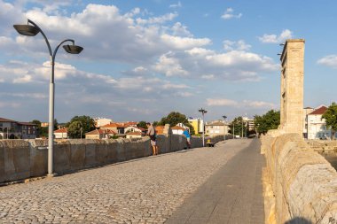 SVILENGRAD, BULGARIA - 19 Temmuz 2020: Maritsa Nehri üzerindeki 16. yüzyıl Mustafa Paşa Köprüsü (Eski Köprü) Bulgaristan 'ın Haskovo Bölgesi, Svilengrad kentindeki