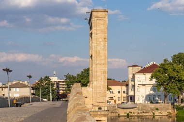 SVILENGRAD, BULGARIA - 19 Temmuz 2020: Maritsa Nehri üzerindeki 16. yüzyıl Mustafa Paşa Köprüsü (Eski Köprü) Bulgaristan 'ın Haskovo Bölgesi, Svilengrad kentindeki