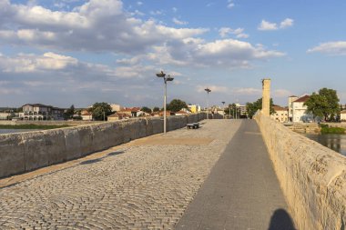SVILENGRAD, BULGARIA - 19 Temmuz 2020: Maritsa Nehri üzerindeki 16. yüzyıl Mustafa Paşa Köprüsü (Eski Köprü) Bulgaristan 'ın Haskovo Bölgesi, Svilengrad kentindeki