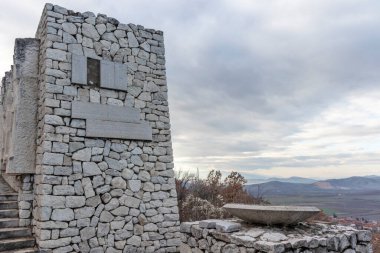 Bulgaristan 'ın Filibe bölgesinin Peruştitsa kenti yakınlarındaki Üç Neslin Anıtı