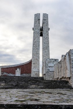 Bulgaristan 'ın Filibe bölgesinin Peruştitsa kenti yakınlarındaki Üç Neslin Anıtı