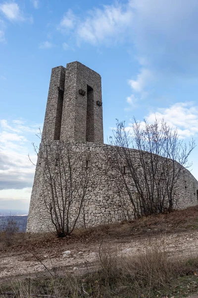 ブルガリアのプロヴディフ地方ペルーシツァ Perushtitsa の町に近い3世代の記念碑 — ストック写真
