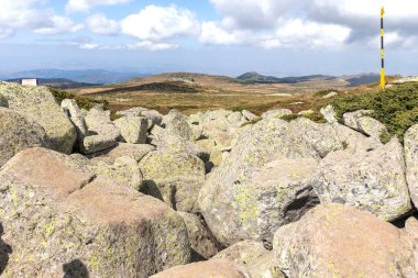 Bulgaristan 'ın başkenti Sofya' nın Vitosha Dağı 'nda Cherni Vrah için yapılan yürüyüş parkurundan sonbahar manzarası