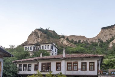 MELNIK, BULGARIA - 28 Haziran 2020: Bulgaristan 'ın Blagoevgrad bölgesindeki tarihi Melnik kasabasındaki tipik sokak ve eski evler