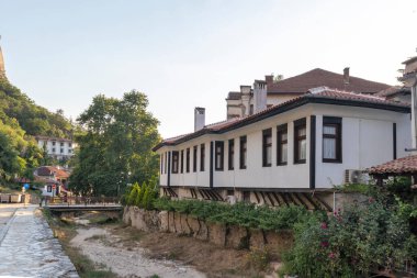 MELNIK, BULGARIA - 28 Haziran 2020: Bulgaristan 'ın Blagoevgrad bölgesindeki tarihi Melnik kasabasındaki tipik sokak ve eski evler