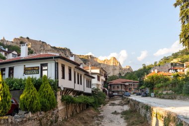MELNIK, BULGARIA - 28 Haziran 2020: Bulgaristan 'ın Blagoevgrad bölgesindeki tarihi Melnik kasabasındaki tipik sokak ve eski evler