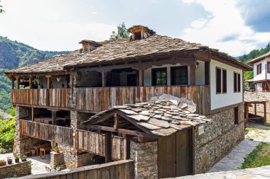 KOVACHEVITSA, BULGARIA - 30 Haziran 2020: Otantik ondokuzuncu yüzyıl evleriyle Kovaçevitsa Köyü, Blagoevgrad Bölgesi, Bulgaristan