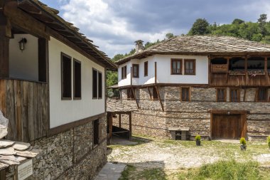 KOVACHEVITSA, BULGARIA - 30 Haziran 2020: Otantik ondokuzuncu yüzyıl evleriyle Kovaçevitsa Köyü, Blagoevgrad Bölgesi, Bulgaristan