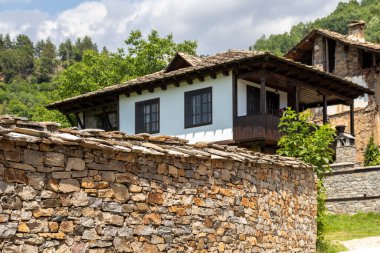 KOVACHEVITSA, BULGARIA - 30 Haziran 2020: Otantik ondokuzuncu yüzyıl evleriyle Kovaçevitsa Köyü, Blagoevgrad Bölgesi, Bulgaristan