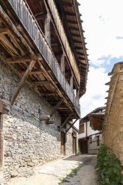KOVACHEVITSA, BULGARIA - 30 Haziran 2020: Otantik ondokuzuncu yüzyıl evleriyle Kovaçevitsa Köyü, Blagoevgrad Bölgesi, Bulgaristan