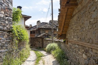 KOVACHEVITSA, BULGARIA - 30 Haziran 2020: Otantik ondokuzuncu yüzyıl evleriyle Kovaçevitsa Köyü, Blagoevgrad Bölgesi, Bulgaristan