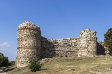 Bulgaristan 'ın Haskovo bölgesindeki Mezek Kalesi kalıntılarının günbatımı manzarası