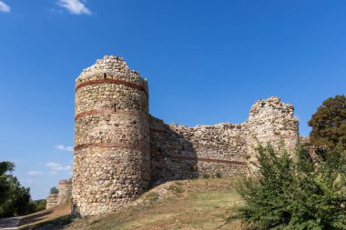 Bulgaristan 'ın Haskovo bölgesindeki Mezek Kalesi kalıntılarının günbatımı manzarası