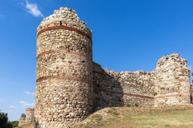 Bulgaristan 'ın Haskovo bölgesindeki Mezek Kalesi kalıntılarının günbatımı manzarası