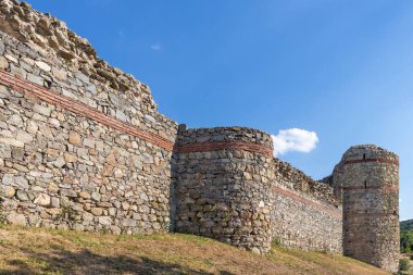 Bulgaristan 'ın Haskovo bölgesindeki Mezek Kalesi kalıntılarının günbatımı manzarası
