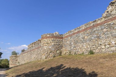 Bulgaristan 'ın Haskovo bölgesindeki Mezek Kalesi kalıntılarının günbatımı manzarası
