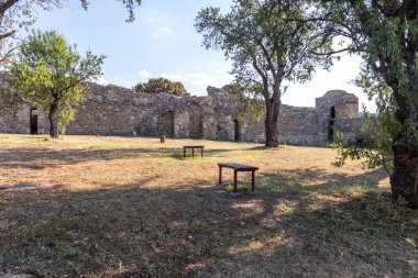 Bulgaristan 'ın Haskovo bölgesindeki Mezek Kalesi kalıntılarının günbatımı manzarası