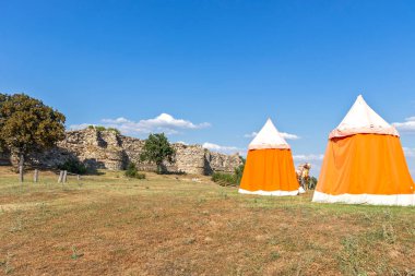 Bulgaristan 'ın Haskovo bölgesindeki Mezek Kalesi kalıntılarının günbatımı manzarası