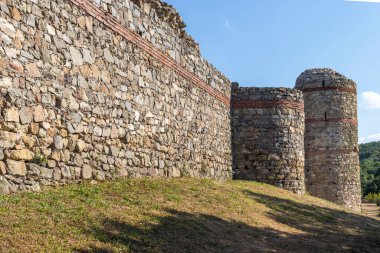 Bulgaristan 'ın Haskovo bölgesindeki Mezek Kalesi kalıntılarının günbatımı manzarası