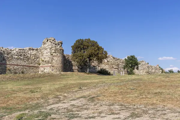 Bulgaristan 'ın Haskovo bölgesindeki Mezek Kalesi kalıntılarının günbatımı manzarası